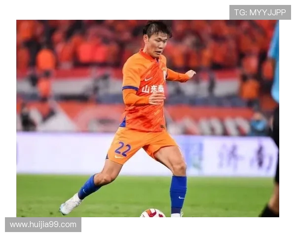 鲁能与恒大激战21轮争夺榜首荣耀双方球员全力以赴展现足球魅力